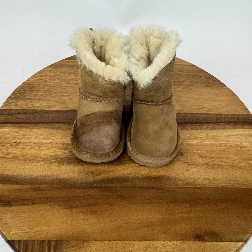 Little Kids Ugg Mini Bailey Bow II Chestnut Sheepskin Lined Suede Boots Size 6 C